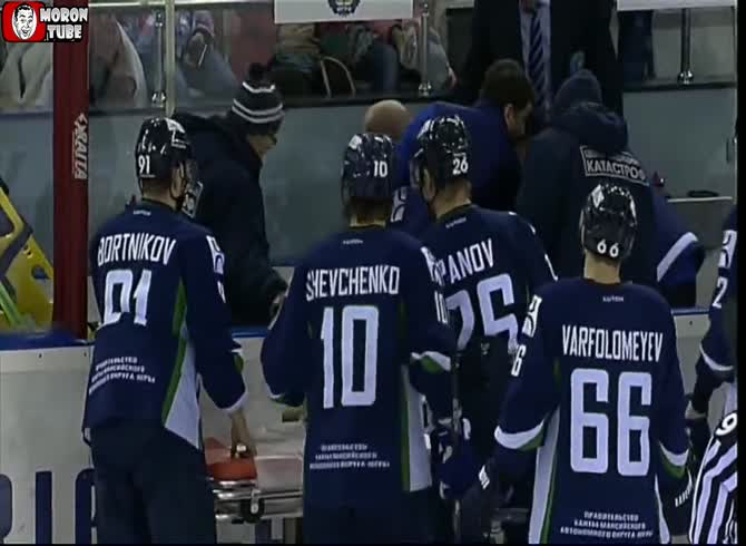 Video :Ouch - An opponent's skates cut a hockey player's neck
